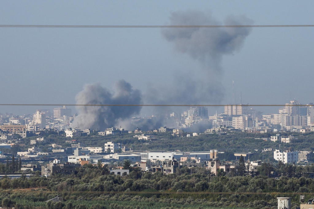 Nad Gazou stúpa dym. FOTO: Reuters