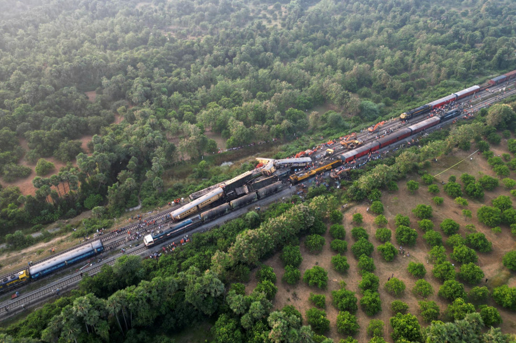 Zážka dvoch osobných vlakov v indickom štáte Ándhrapradéš. FOTO: Reuters