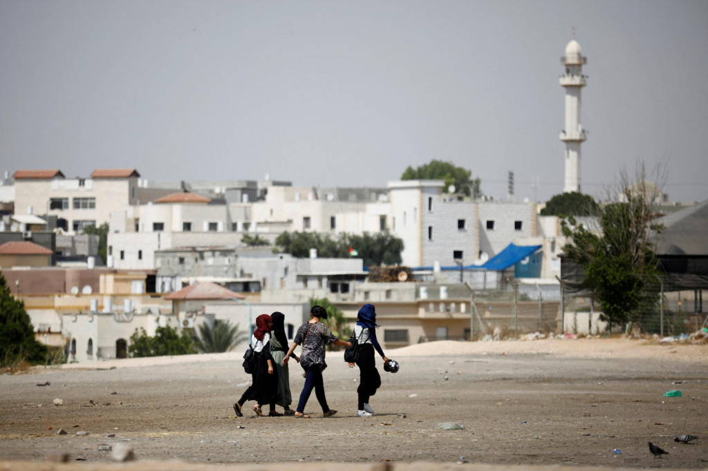 Dievčatá na okraji beduínskeho mesta Rahat v južnom Izraeli. Mnohí beduíni majú momentálne strach z hnevu Izraelčanov. FOTO: Reuters