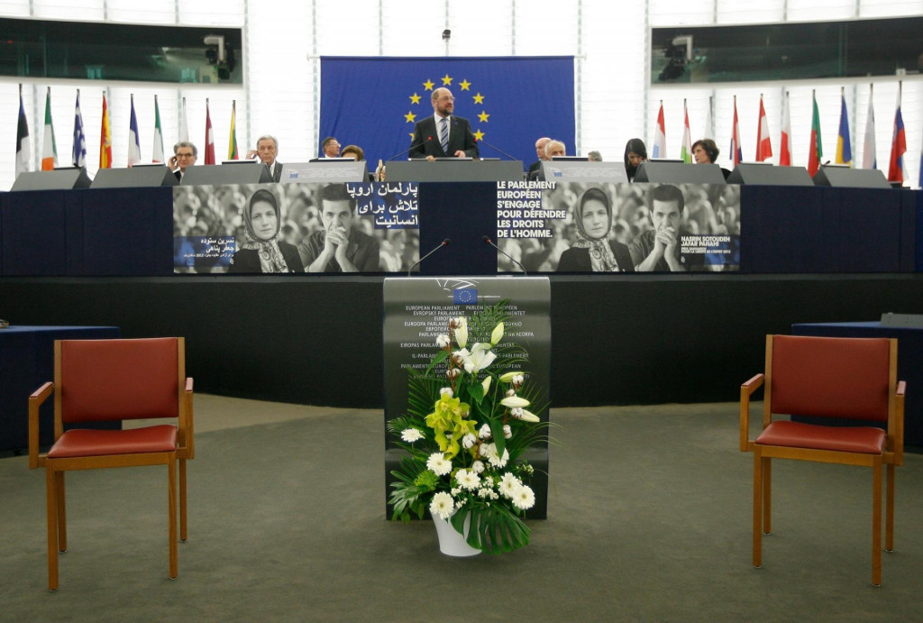 Cenu Európskej únie za ľudské práva a slobodu myslenia získali v roku 2012 Nasrín Sotudíová a Džafar Panahí, ktorí sú zobrazení na ilustrácii v Európskom parlamente. FOTO: REUTERS