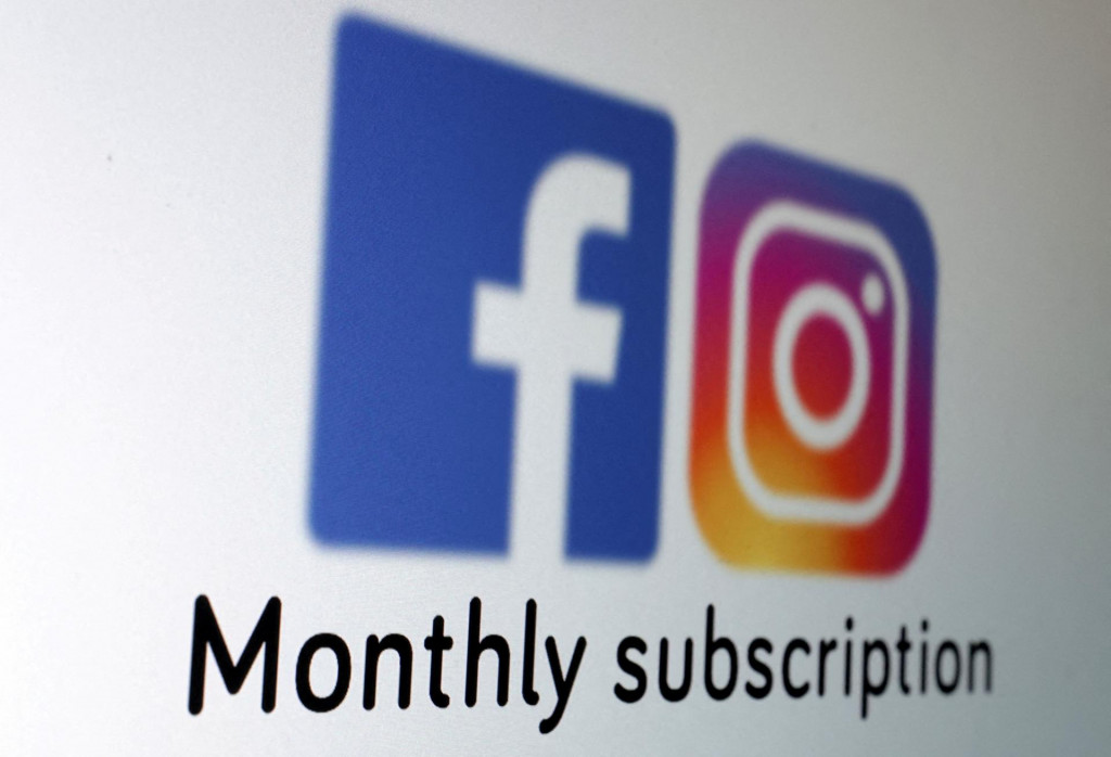 Logá sociálnych sietí Facebook a Instagram. FOTO: Reuters