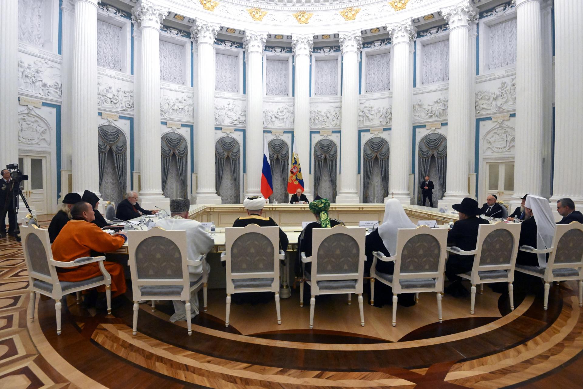Putin ukázal nový obrí stôl. A na stretnutie s ním stačí už „len“ päť dní izolácie