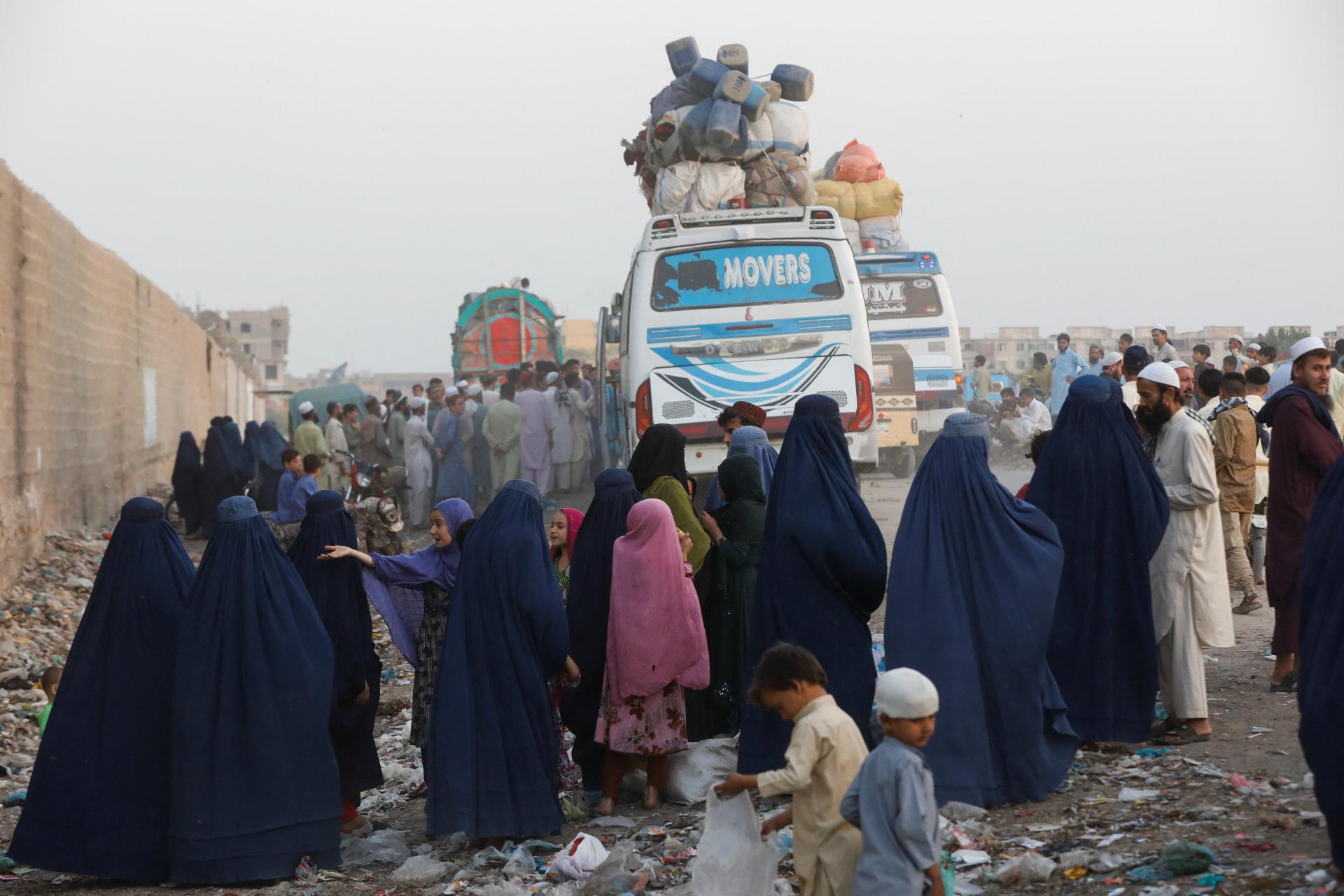 Tisíce Afgancov sa usilujú opustiť Pakistan v reakcii na opatrenia úradov