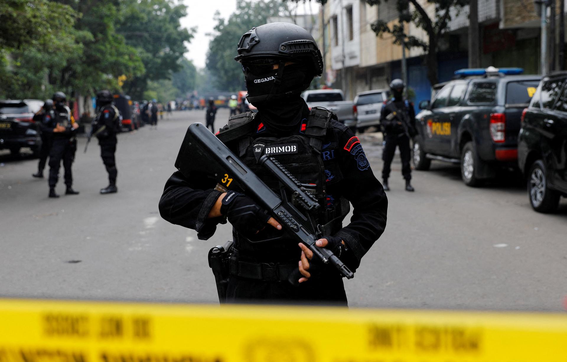 Policajti v Indonézii zatkli desiatky extrémistov, chceli narušiť voľby
