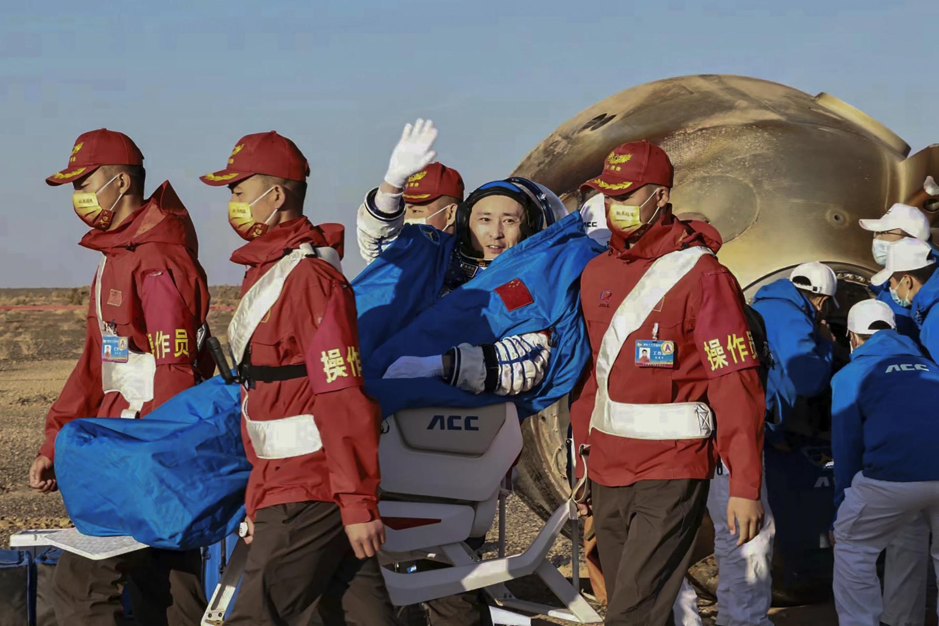 Trojica čínskych kozmonautov sa po pol roku vo vesmíre vrátila na Zem
