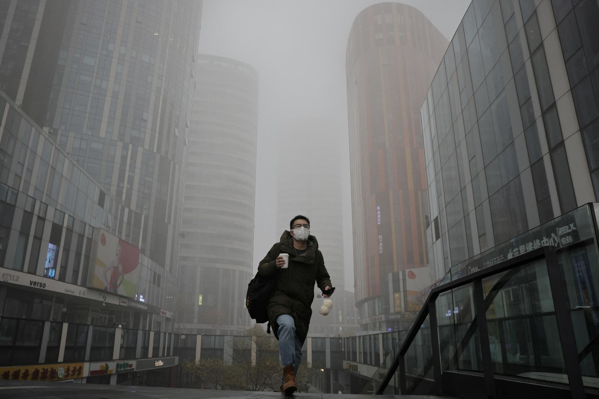 Úrady v Pekingu a jeho okolí vydali výstrahy pred znečisteným ovzduším