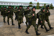 Ruskí záložníci naverbovaní počas čiastočnej mobilizácie vojsk pred odchodom na front. FOTO: Reuters