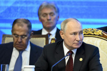 Ruský prezident Vladimir Putin, minister zahraničných vecí Sergej Lavrov a hovorca Kremľa Dmitrij Peskov. FOTO: TASR/AP