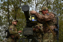 Ukrajinskí vojaci postavili na pozíciu v prvej línii protitankový raketomet Skif. FOTO: Reuters