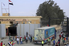 Kamión preváža humanitárnu pomoc cez hraničný priechod Rafáh medzi Egyptom a pásmom Gazy. FOTO: TASR/AP