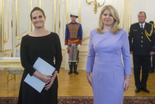 Vľavo Simona Kočišová a vpravo prezidentka Zuzana Čaputová počas vymenovania sudcov Správneho súdu v Bratislave. FOTO: TASR/Jakub Kotian