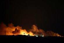 Dym a oheň v Libanone pri hraniciach so severným Izraelom. FOTO: REUTERS
