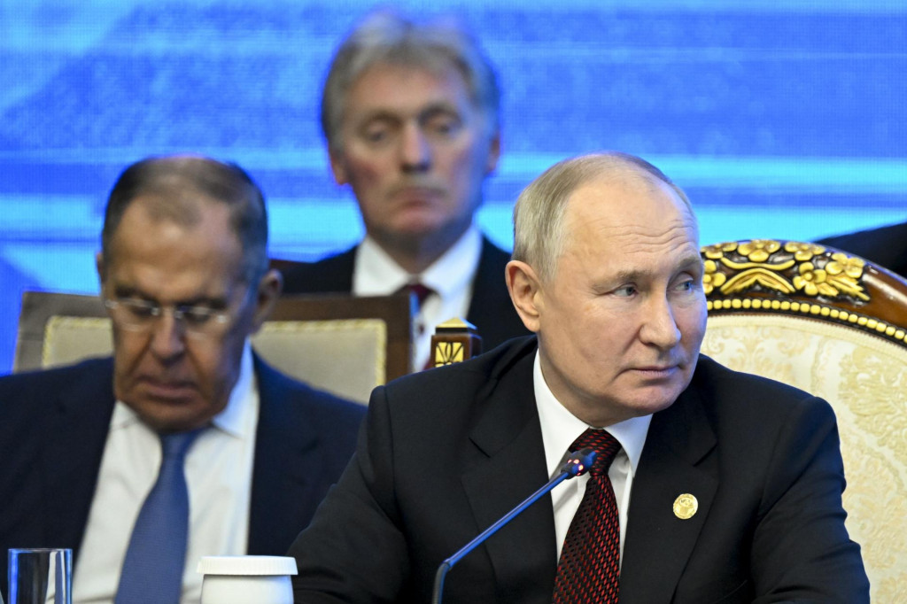 Ruský prezident Vladimir Putin, minister zahraničných vecí Sergej Lavrov a hovorca Kremľa Dmitrij Peskov. FOTO: TASR/AP