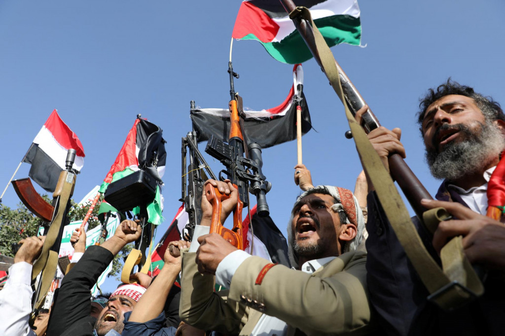 Muži protestujú na podporu Palestínčanov, keďže konflikt medzi Izraelom a Hamasom pokračuje.FOTO: Reuters