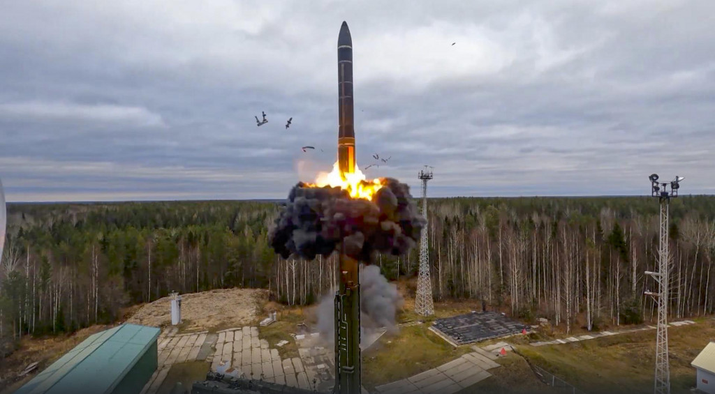 Medzikontinentálna balistická raketa Jars je skúšobne odpálená v rámci ruských jadrových skúšok z odpaľovacieho zariadenia v Plesecku na severozápade Ruska. FOTO: TASR/AP