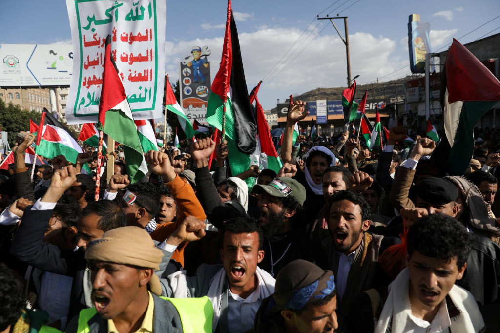 Ľudia protestujú na podporu Palestínčanov v jemenkom meste Sanaa. FOTO: Reuters