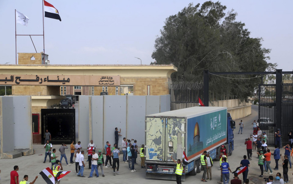 Kamión preváža humanitárnu pomoc cez hraničný priechod Rafáh medzi Egyptom a pásmom Gazy. FOTO: TASR/AP