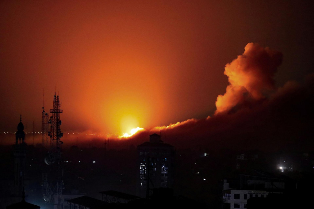 Dym a plamene stúpajú počas izraelského leteckého útoku na západnú Gazu. FOTO: Reuters