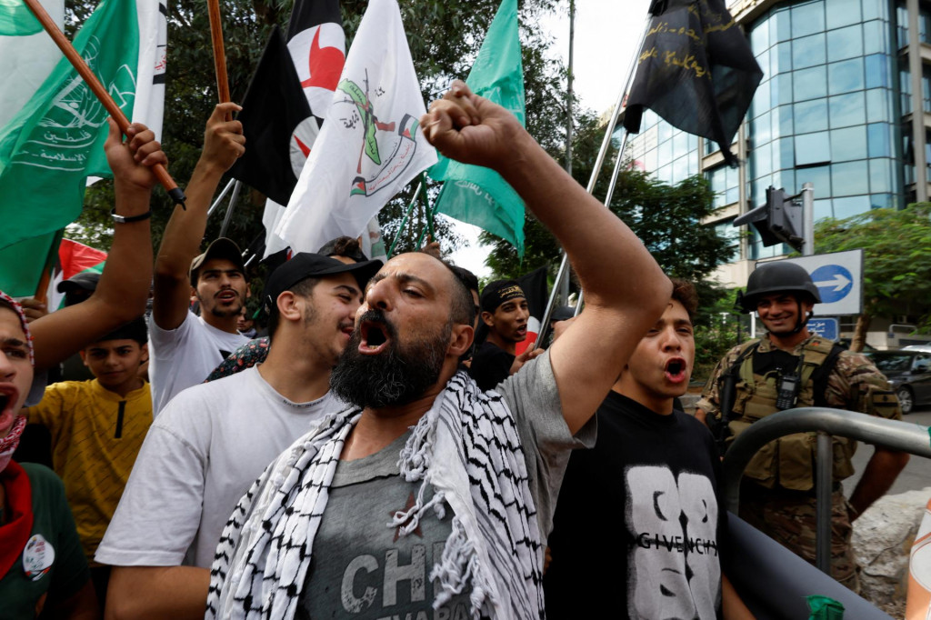 Ľudia protestujú v solidarite s Palestínčanmi v Gaze. FOTO: Reuters
