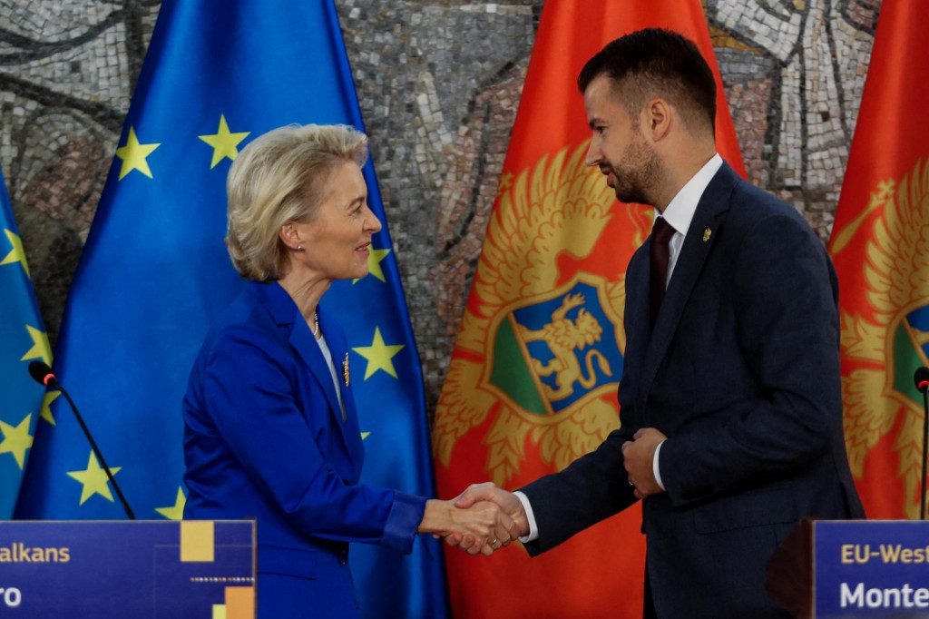 Predsedníčka Európskej komisie Ursula von der Leyen si podáva ruku s čiernohorským prezidentom Jakovom Milatovičom. FOTO Reuters