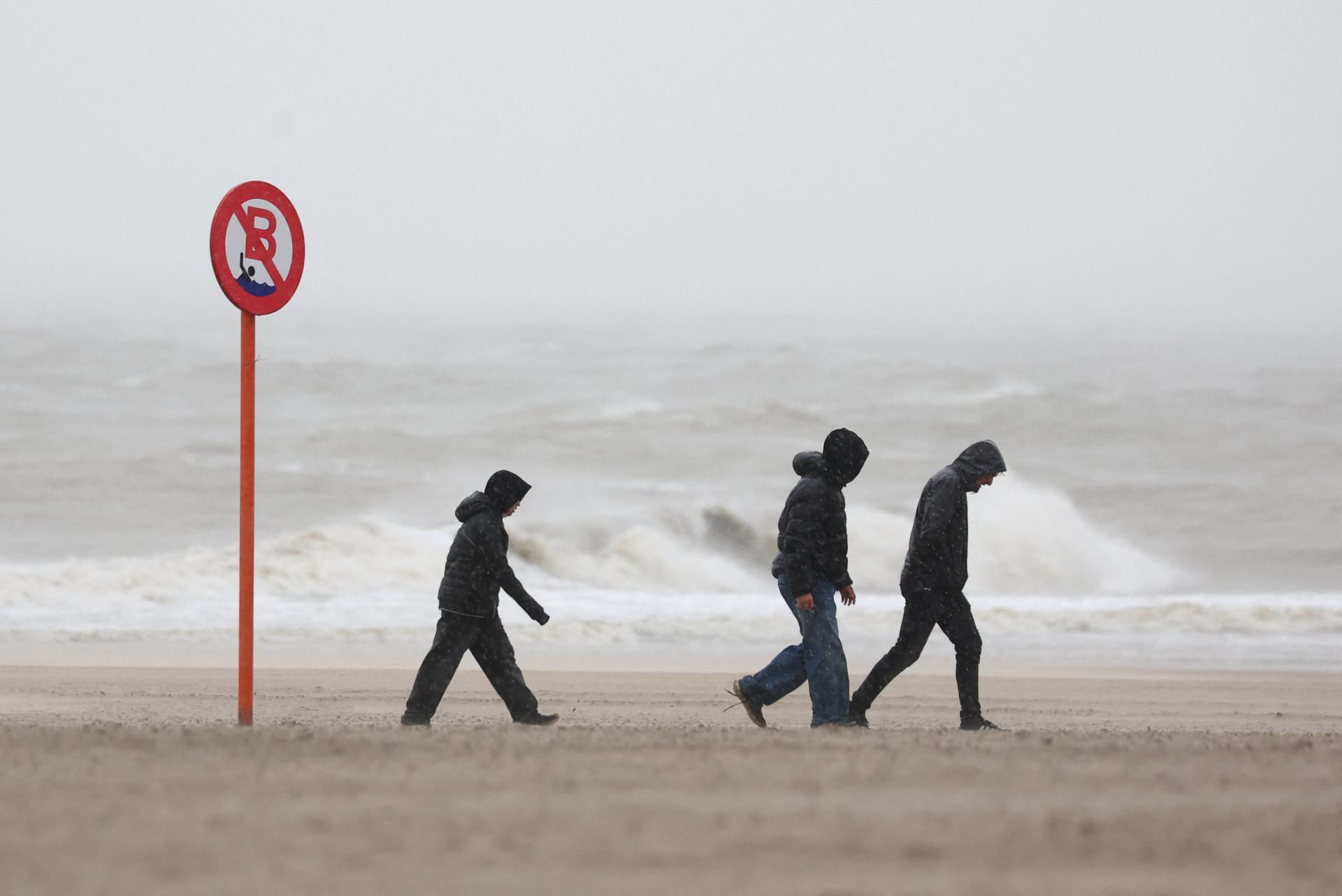 Búrka si v Nemecku vyžiadala život mladej ženy, v Holandsku zrušili stovky letov