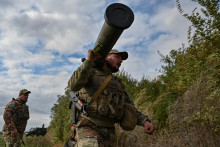 Ukrajinský vojak nesie protitankový raketomet Skif v Záporoží. FOTO: Reuters
