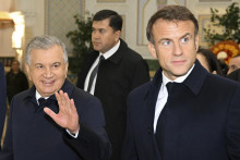 Francúzsky prezident Emmanuel Macron (vpravo) a uzbecký prezident Šavkat Mirzijojev. FOTO: TASR/AP