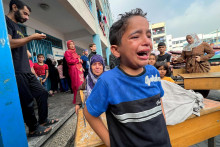 Palestínsky chlapec reaguje na škody v škole pod správou OSN, ktorá poskytuje útočisko pre vysídlených ľudí po izraelskom útoku. FOTO: Reuters