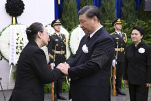 Členka rodiny bývalého premiéra Li Kche-čchianga víta čínskeho prezidenta Si Ťin-pchinga počas pohrebu na revolučnom cintoríne v Pekingu. FOTO: TASR/AP