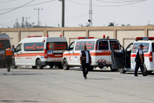 Zdravotníci čakajú na odvoz zranených Palestínčanov, ktorí budú liečení v egyptských nemocniciach.  FOTO: Reuters
