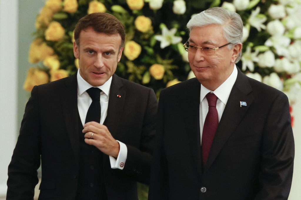 Francúzsky prezident Emmanuel Macron a kazašský prezident Kasym-Žomart Tokajev počas uvítacej ceremónie v Astane. FOTO: TASR/AP
