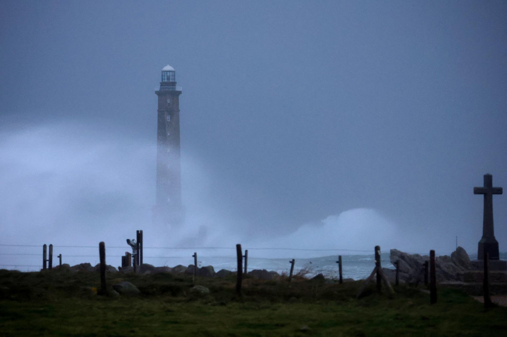 Vlny narážajú na maják Goury počas búrky Ciarán vo Francúzsku. FOTO: Reuters