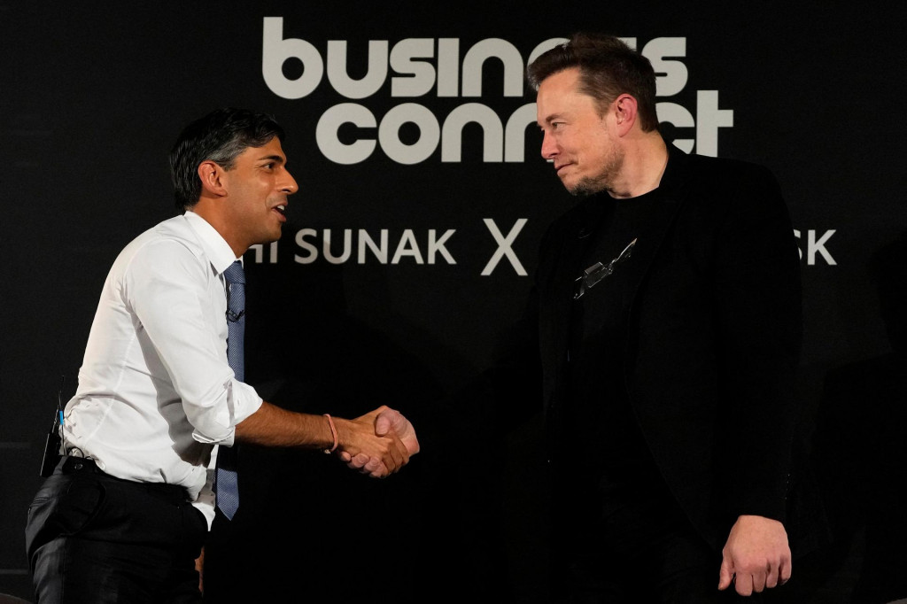 Britský premiér Rishi Sunak si podáva ruku s generálnym riaditeľom Tesly a SpaceX Elonom Muskom. FOTO: Reuters