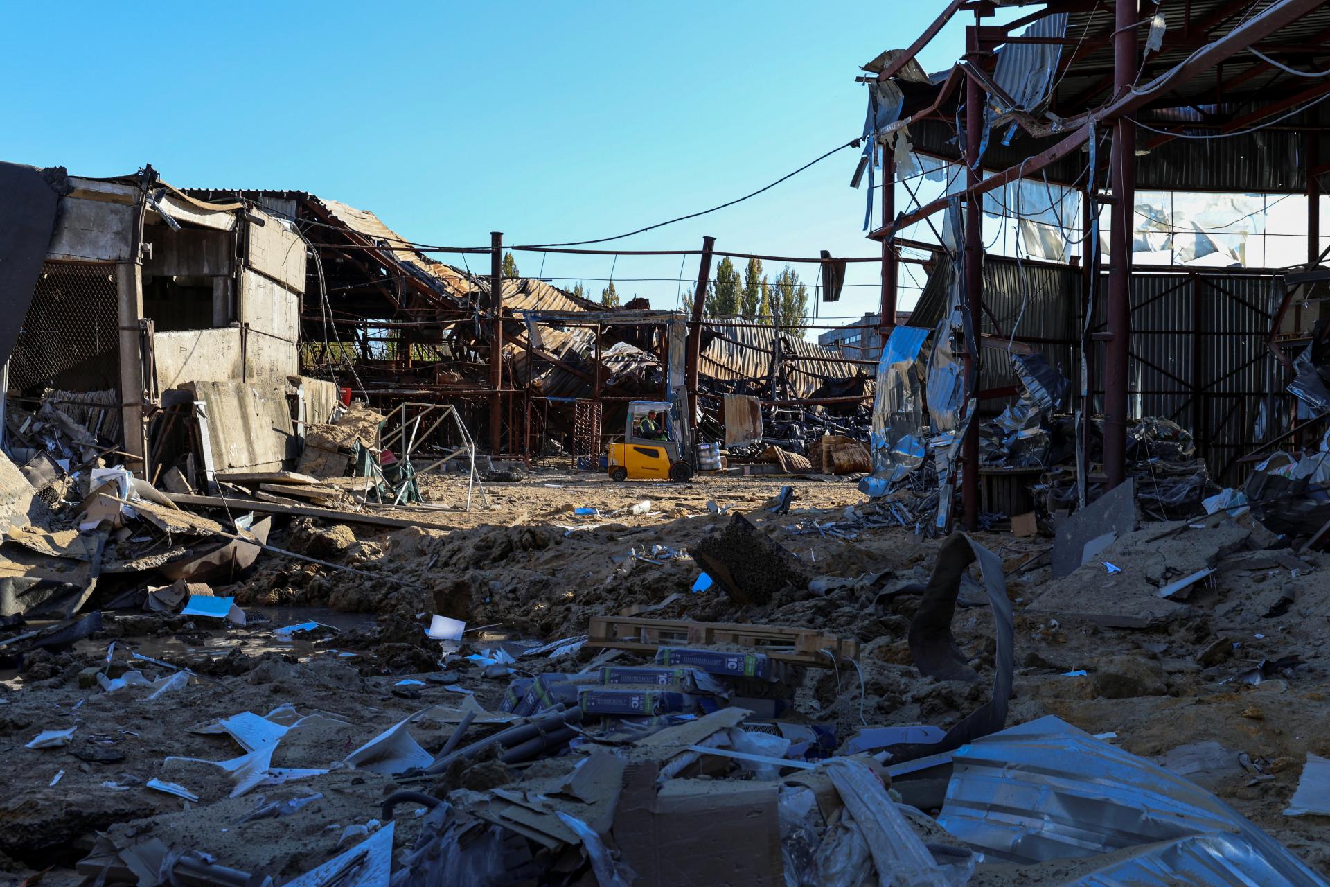 Ostreľovanie v Chersonskej oblasti si vyžiadalo ďalšie životy, pod troskami našli deväť mŕtvych