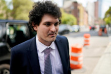 Zakladateľ skrachovanej kryptomenovej burzy FTX Sam Bankman-Fried prichádza na súd v New Yorku. FOTO: REUTERS