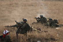Izraelskí vojaci sa zúčastňujú na vojenskom cvičení blízko hraníc medzi Izraelom a Sýriou. FOTO: Reuters