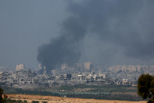 Z izraelského náletu v pásme Gazy stúpa dym. FOTO: Reuters