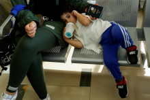 Dieťa leží vedľa Palestínčana. FOTO: Reuters