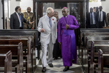 Britský kráľ Karol III. (vľavo) a biskup anglikánskej diecézy v Mombase Alphonce Mwaro Baya počas stretnutia v anglikánskej katedrále v kenskom meste Mombasa. FOTO: TASR/AP