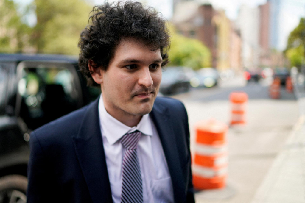 Zakladateľ skrachovanej kryptomenovej burzy FTX Sam Bankman-Fried prichádza na súd v New Yorku. FOTO: REUTERS