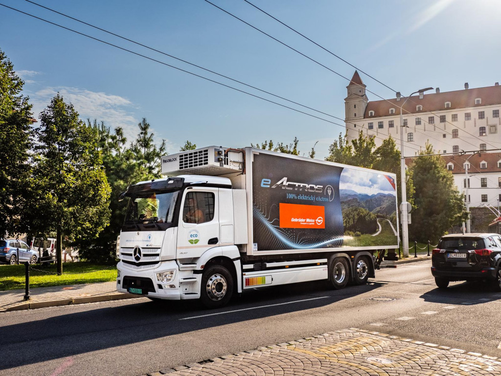 Gebrüder Weiss testuje nákladné vozidlá s nízkymi emisiami. Na obrázku elektro nákladné auto.