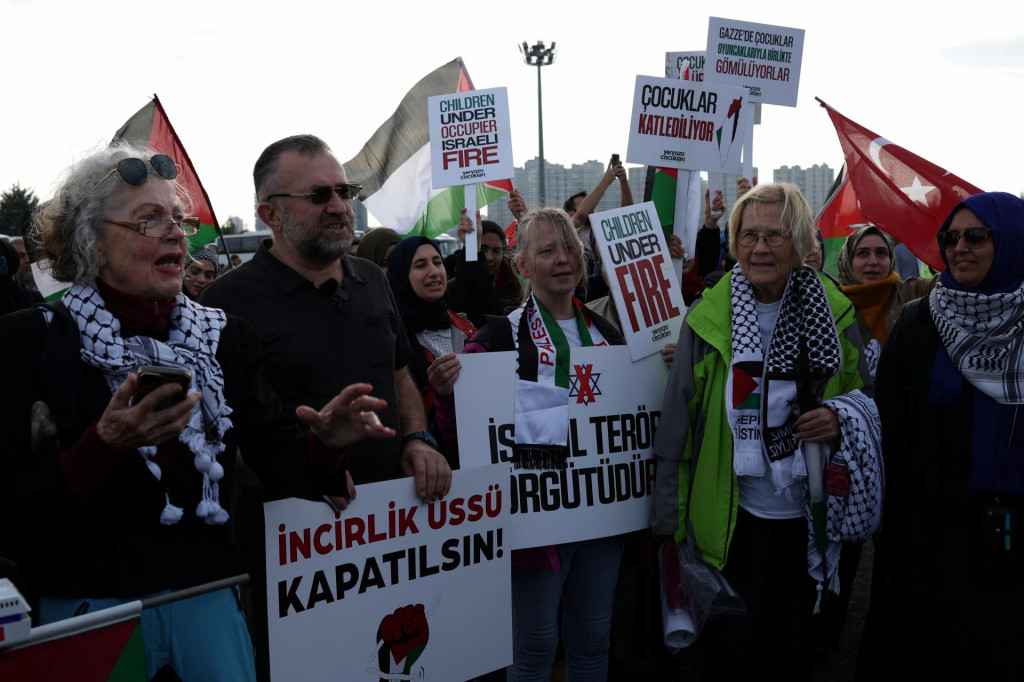 Medzinárodní mieroví aktivisti Wendy Goldsmith z Kanady a Gerd von der Lippe z Nórska sa pripájajú ku konvoju, ktorý vyráža na protest pred leteckú základňu Incirlik v juhotureckom meste Adana v Istanbule. FOTO: Reuters