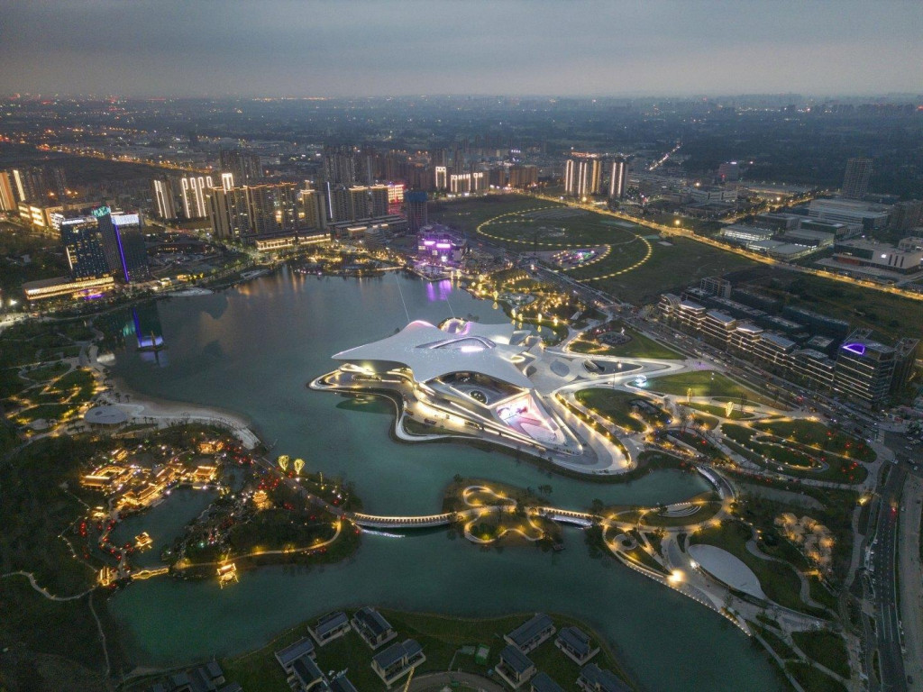 V Číne postavili plávajúce múzeum ako zo sci-fi príbehu.