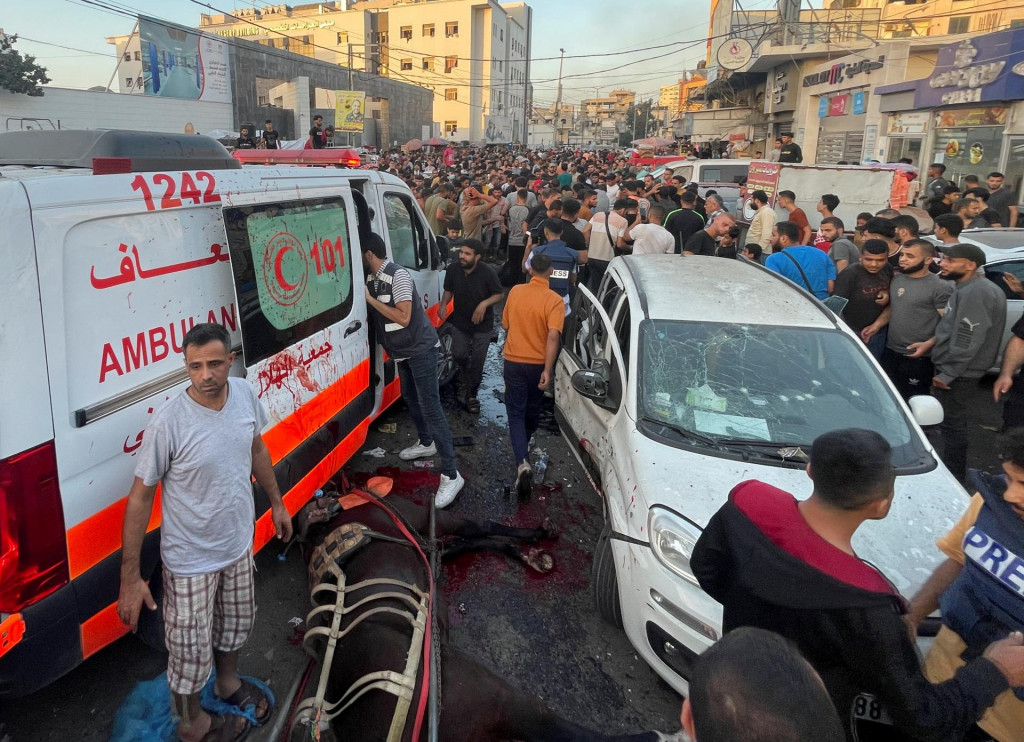 Palestínčania kontrolujú škody po zásahu konvoja sanitiek pri vchode do nemocnice Shifa v meste Gaza, 3. novembra 2023. FITO: Reuters