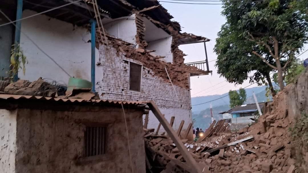 Počet obetí zemetrasenia v Nepále stúpol na najmenej 119