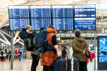 Ilustračná fotografia, cestujúci sa pozerajú na informačnú tabuľu na letisku v Hamburgu. FOTO: TASR/DPA