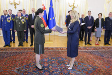 Povýšená na brigádnu generálku Beáta Hanušniaková (zľava) a prezidentka Zuzana Čaputová. FOTO: TASR/Jaroslav Novák