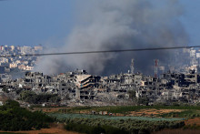 Nad Gazou stúpa dym po izraelských útokoch. FOTO: Reuters