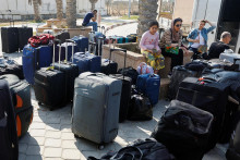 Palestínčan so zahraničným pasom čaká na povolenie opustiť Gazu na hraničnom priechode Rafah. FOTO: Reuters