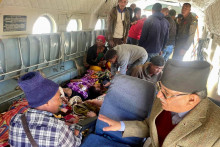 Nepálsky premiér Pushpa Kamal Dahal hovorí so zachránenými ľuďmi vo vrtuľníku po zemetrasení v Nepále. FOTO: Reuters